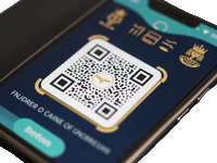 Smartphone mit Krypto-Wallet-Interface und QR-Code f&uuml;r Einzahlung bei Cleobetra Casino