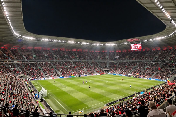 Bundesliga-Fu&szlig;ballstadion bei Nacht mit vollen R&auml;ngen und Flutlicht f&uuml;r Sportwetten bei Cleobetra Casino